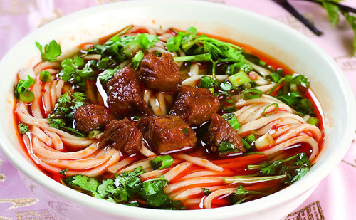 成都美食小吃擔(dān)擔(dān)面，鹵汁酥香，咸鮮微辣