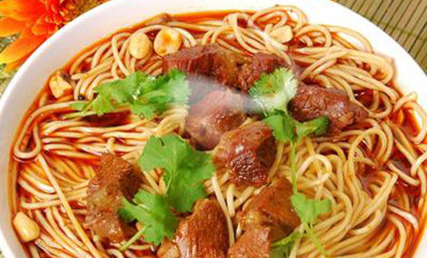成都美食小吃擔(dān)擔(dān)面，鹵汁酥香，咸鮮微辣