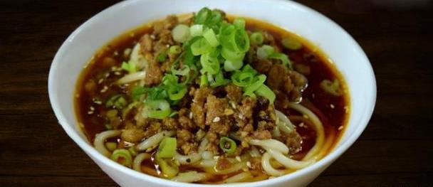 成都美食小吃擔(dān)擔(dān)面，鹵汁酥香，咸鮮微辣