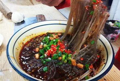 小吃酸辣粉培訓哪家好？蜀味緣讓學員自主創(chuàng)業(yè)自立門戶
