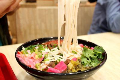 成都哪里可以學(xué)做花溪牛肉粉技術(shù)呢？師傅親自指導(dǎo)