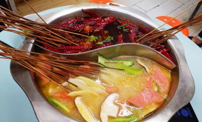 四川餐飲技術(shù)培訓(xùn)學(xué)校，哪里學(xué)習(xí)正宗串串香技術(shù)培訓(xùn)？